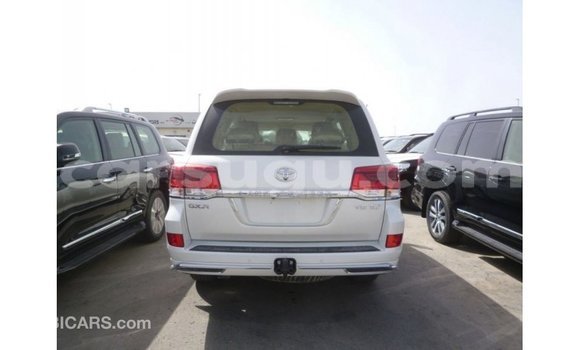 Sayi Imported Toyota Land Cruiser White Mota in Import - Dubai a Burkina Faso Sayi Imported Toyota Land Cruiser White Mota in Import - Dubai a Burkina Faso