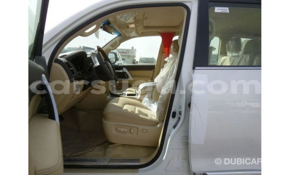 Sayi Imported Toyota Land Cruiser White Mota in Import - Dubai a Burkina Faso Sayi Imported Toyota Land Cruiser White Mota in Import - Dubai a Burkina Faso
