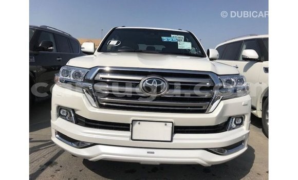 Sayi Imported Toyota Land Cruiser White Mota in Import - Dubai a Burkina Faso Sayi Imported Toyota Land Cruiser White Mota in Import - Dubai a Burkina Faso