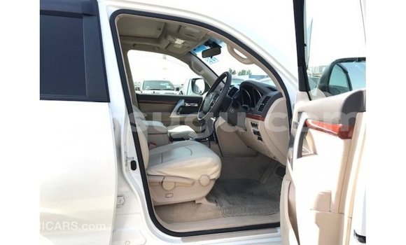 Sayi Imported Toyota Land Cruiser White Mota in Import - Dubai a Burkina Faso Sayi Imported Toyota Land Cruiser White Mota in Import - Dubai a Burkina Faso