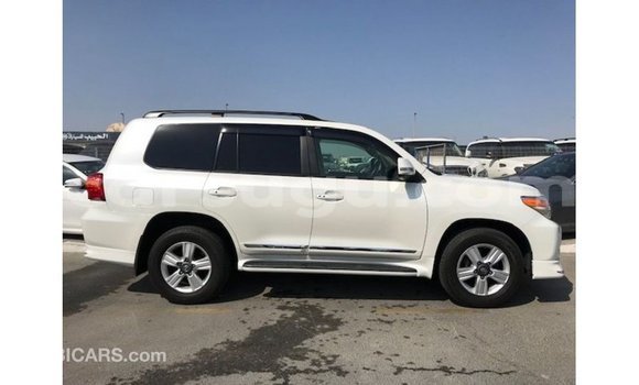 Sayi Imported Toyota Land Cruiser White Mota in Import - Dubai a Burkina Faso Sayi Imported Toyota Land Cruiser White Mota in Import - Dubai a Burkina Faso