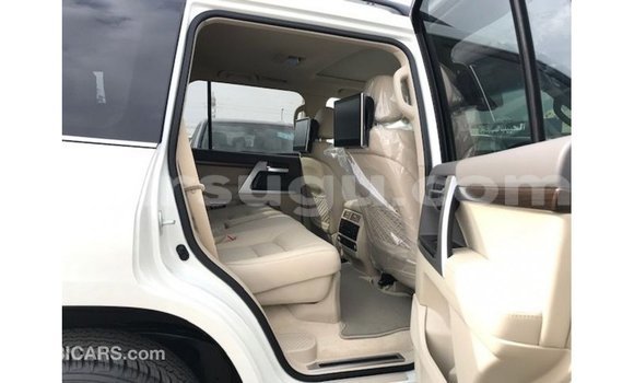 Sayi Imported Toyota Land Cruiser White Mota in Import - Dubai a Burkina Faso Sayi Imported Toyota Land Cruiser White Mota in Import - Dubai a Burkina Faso