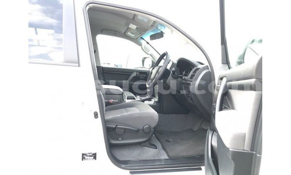Sayi Imported Toyota Land Cruiser White Mota in Import - Dubai a Burkina Faso Sayi Imported Toyota Land Cruiser White Mota in Import - Dubai a Burkina Faso