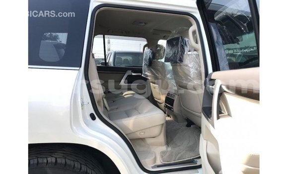 Sayi Imported Toyota Land Cruiser White Mota in Import - Dubai a Burkina Faso Sayi Imported Toyota Land Cruiser White Mota in Import - Dubai a Burkina Faso