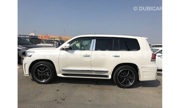 Sayi Imported Toyota Land Cruiser White Mota in Import - Dubai a Burkina Faso Sayi Imported Toyota Land Cruiser White Mota in Import - Dubai a Burkina Faso