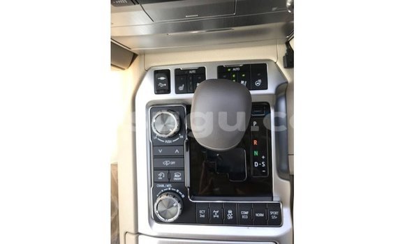 Sayi Imported Toyota Land Cruiser White Mota in Import - Dubai a Burkina Faso Sayi Imported Toyota Land Cruiser White Mota in Import - Dubai a Burkina Faso