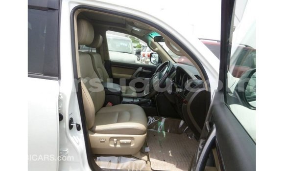 Sayi Imported Toyota Land Cruiser White Mota in Import - Dubai a Burkina Faso Sayi Imported Toyota Land Cruiser White Mota in Import - Dubai a Burkina Faso