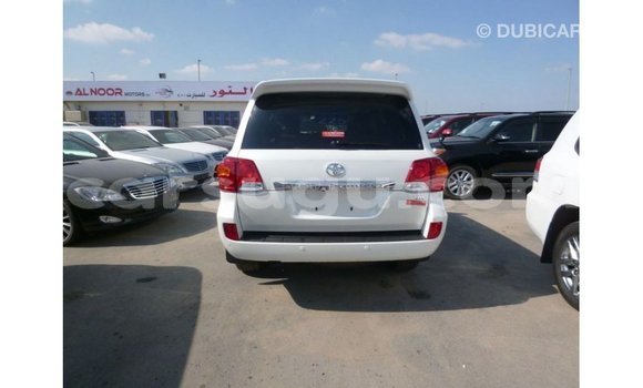 Sayi Imported Toyota Land Cruiser White Mota in Import - Dubai a Burkina Faso Sayi Imported Toyota Land Cruiser White Mota in Import - Dubai a Burkina Faso