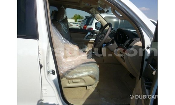 Sayi Imported Toyota Land Cruiser White Mota in Import - Dubai a Burkina Faso Sayi Imported Toyota Land Cruiser White Mota in Import - Dubai a Burkina Faso