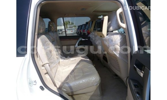 Sayi Imported Toyota Land Cruiser White Mota in Import - Dubai a Burkina Faso Sayi Imported Toyota Land Cruiser White Mota in Import - Dubai a Burkina Faso