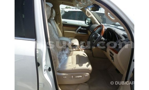 Sayi Imported Toyota Land Cruiser White Mota in Import - Dubai a Burkina Faso Sayi Imported Toyota Land Cruiser White Mota in Import - Dubai a Burkina Faso
