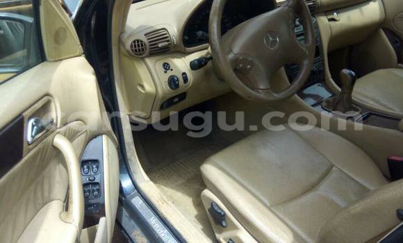 Sayi Sabo Mercedes-Benz 200 Sauran Mota in Ouagadougou a Burkina Faso Sayi Sabo Mercedes-Benz 200 Sauran Mota in Ouagadougou a Burkina Faso