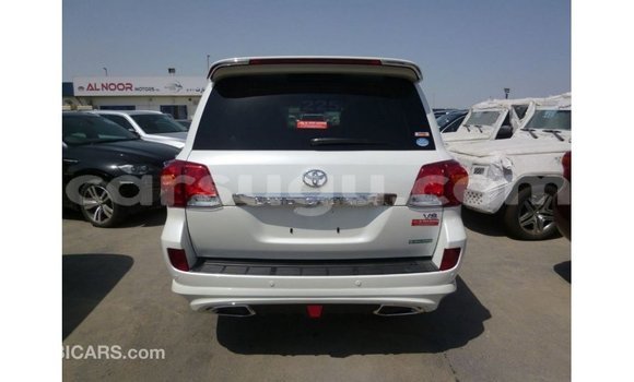 Sayi Imported Toyota Land Cruiser White Mota in Import - Dubai a Burkina Faso Sayi Imported Toyota Land Cruiser White Mota in Import - Dubai a Burkina Faso