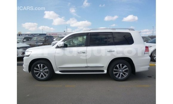 Sayi Imported Toyota Land Cruiser White Mota in Import - Dubai a Burkina Faso Sayi Imported Toyota Land Cruiser White Mota in Import - Dubai a Burkina Faso