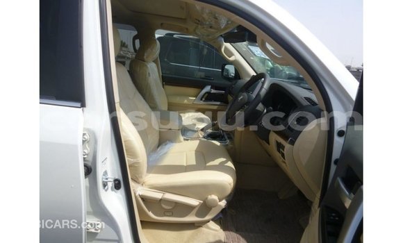 Sayi Imported Toyota Land Cruiser White Mota in Import - Dubai a Burkina Faso Sayi Imported Toyota Land Cruiser White Mota in Import - Dubai a Burkina Faso