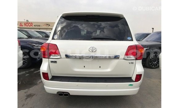 Sayi Imported Toyota Land Cruiser White Mota in Import - Dubai a Burkina Faso Sayi Imported Toyota Land Cruiser White Mota in Import - Dubai a Burkina Faso