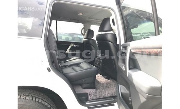 Sayi Imported Toyota Land Cruiser White Mota in Import - Dubai a Burkina Faso Sayi Imported Toyota Land Cruiser White Mota in Import - Dubai a Burkina Faso
