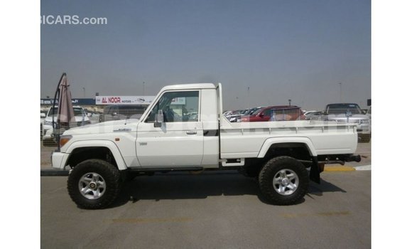 Sayi Imported Toyota Land Cruiser White Mota in Import - Dubai a Burkina Faso Sayi Imported Toyota Land Cruiser White Mota in Import - Dubai a Burkina Faso