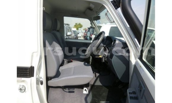 Sayi Imported Toyota Land Cruiser White Mota in Import - Dubai a Burkina Faso Sayi Imported Toyota Land Cruiser White Mota in Import - Dubai a Burkina Faso