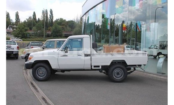 Sayi Imported Toyota Land Cruiser White Mota in Import - Dubai a Burkina Faso Sayi Imported Toyota Land Cruiser White Mota in Import - Dubai a Burkina Faso