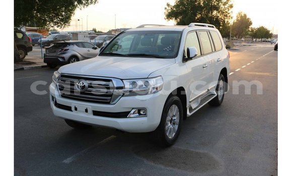 Sayi Imported Toyota Land Cruiser White Mota in Import - Dubai a Burkina Faso Sayi Imported Toyota Land Cruiser White Mota in Import - Dubai a Burkina Faso