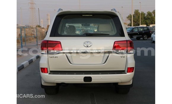 Sayi Imported Toyota Land Cruiser White Mota in Import - Dubai a Burkina Faso Sayi Imported Toyota Land Cruiser White Mota in Import - Dubai a Burkina Faso