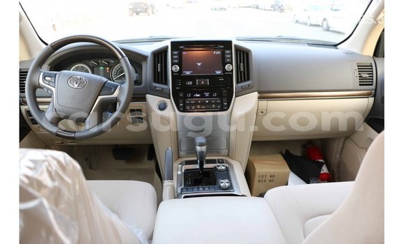 Sayi Imported Toyota Land Cruiser White Mota in Import - Dubai a Burkina Faso Sayi Imported Toyota Land Cruiser White Mota in Import - Dubai a Burkina Faso