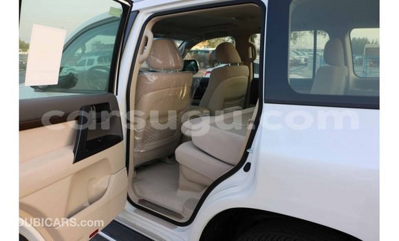 Sayi Imported Toyota Land Cruiser White Mota in Import - Dubai a Burkina Faso Sayi Imported Toyota Land Cruiser White Mota in Import - Dubai a Burkina Faso