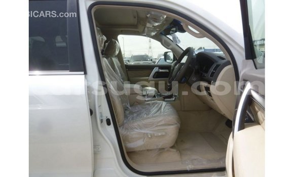 Sayi Imported Toyota Land Cruiser White Mota in Import - Dubai a Burkina Faso Sayi Imported Toyota Land Cruiser White Mota in Import - Dubai a Burkina Faso