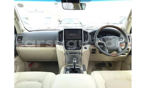 Sayi Imported Toyota Land Cruiser White Mota in Import - Dubai a Burkina Faso Sayi Imported Toyota Land Cruiser White Mota in Import - Dubai a Burkina Faso