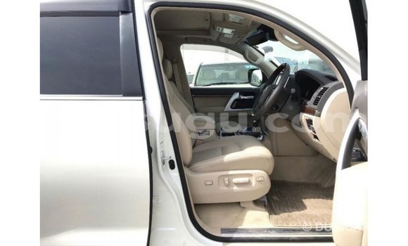 Sayi Imported Toyota Land Cruiser White Mota in Import - Dubai a Burkina Faso Sayi Imported Toyota Land Cruiser White Mota in Import - Dubai a Burkina Faso