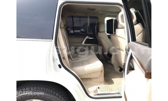 Sayi Imported Toyota Land Cruiser White Mota in Import - Dubai a Burkina Faso Sayi Imported Toyota Land Cruiser White Mota in Import - Dubai a Burkina Faso