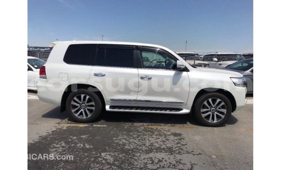 Sayi Imported Toyota Land Cruiser White Mota in Import - Dubai a Burkina Faso Sayi Imported Toyota Land Cruiser White Mota in Import - Dubai a Burkina Faso