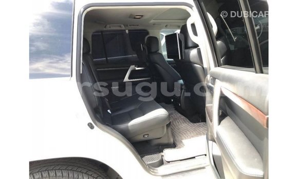 Sayi Imported Toyota Land Cruiser White Mota in Import - Dubai a Burkina Faso Sayi Imported Toyota Land Cruiser White Mota in Import - Dubai a Burkina Faso