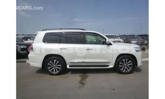 Sayi Imported Toyota Land Cruiser White Mota in Import - Dubai a Burkina Faso Sayi Imported Toyota Land Cruiser White Mota in Import - Dubai a Burkina Faso