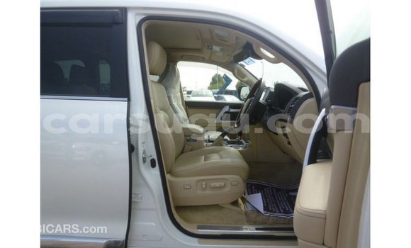 Sayi Imported Toyota Land Cruiser White Mota in Import - Dubai a Burkina Faso Sayi Imported Toyota Land Cruiser White Mota in Import - Dubai a Burkina Faso