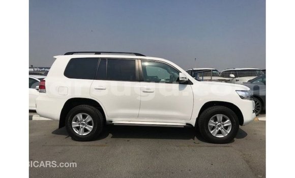 Sayi Imported Toyota Land Cruiser White Mota in Import - Dubai a Burkina Faso Sayi Imported Toyota Land Cruiser White Mota in Import - Dubai a Burkina Faso