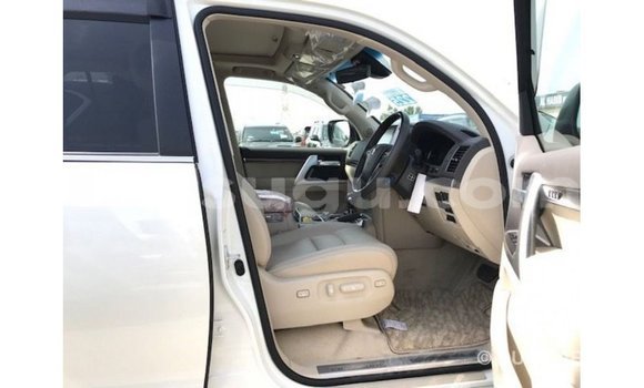 Acheter Import Voiture Toyota Land Cruiser Blanc à Import - Dubai, Burkina-Faso Acheter Import Voiture Toyota Land Cruiser Blanc à Import - Dubai, Burkina-Faso