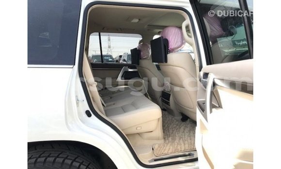 Acheter Import Voiture Toyota Land Cruiser Blanc à Import - Dubai, Burkina-Faso Acheter Import Voiture Toyota Land Cruiser Blanc à Import - Dubai, Burkina-Faso