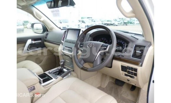 Sayi Imported Toyota Land Cruiser White Mota in Import - Dubai a Burkina Faso Sayi Imported Toyota Land Cruiser White Mota in Import - Dubai a Burkina Faso
