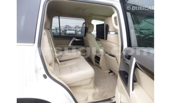 Sayi Imported Toyota Land Cruiser White Mota in Import - Dubai a Burkina Faso Sayi Imported Toyota Land Cruiser White Mota in Import - Dubai a Burkina Faso