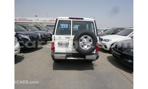 Sayi Imported Toyota Land Cruiser White Mota in Import - Dubai a Burkina Faso Sayi Imported Toyota Land Cruiser White Mota in Import - Dubai a Burkina Faso