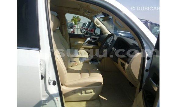 Sayi Imported Toyota Land Cruiser White Mota in Import - Dubai a Burkina Faso Sayi Imported Toyota Land Cruiser White Mota in Import - Dubai a Burkina Faso