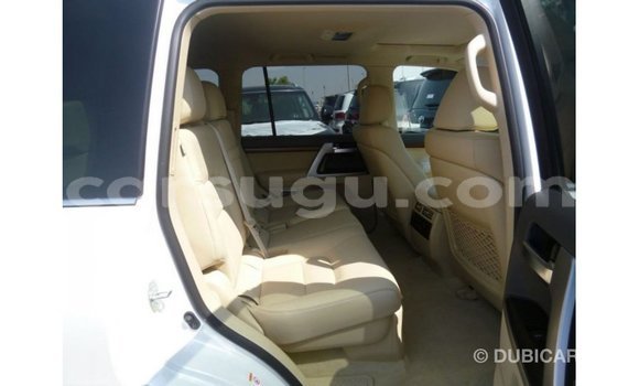 Sayi Imported Toyota Land Cruiser White Mota in Import - Dubai a Burkina Faso Sayi Imported Toyota Land Cruiser White Mota in Import - Dubai a Burkina Faso