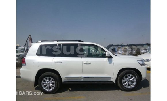 Sayi Imported Toyota Land Cruiser White Mota in Import - Dubai a Burkina Faso Sayi Imported Toyota Land Cruiser White Mota in Import - Dubai a Burkina Faso