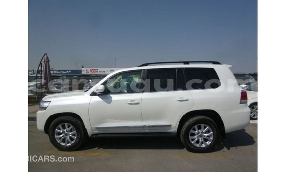Sayi Imported Toyota Land Cruiser White Mota in Import - Dubai a Burkina Faso Sayi Imported Toyota Land Cruiser White Mota in Import - Dubai a Burkina Faso