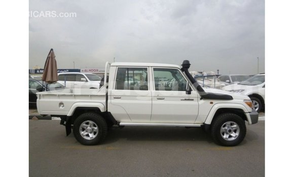 Acheter Import Voiture Toyota Land Cruiser Blanc à Import - Dubai, Burkina-Faso Acheter Import Voiture Toyota Land Cruiser Blanc à Import - Dubai, Burkina-Faso