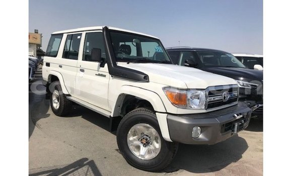 Sayi Imported Toyota Land Cruiser White Mota in Import - Dubai a Burkina Faso Sayi Imported Toyota Land Cruiser White Mota in Import - Dubai a Burkina Faso
