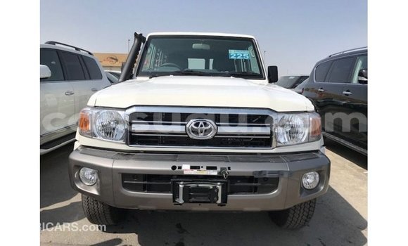 Sayi Imported Toyota Land Cruiser White Mota in Import - Dubai a Burkina Faso Sayi Imported Toyota Land Cruiser White Mota in Import - Dubai a Burkina Faso