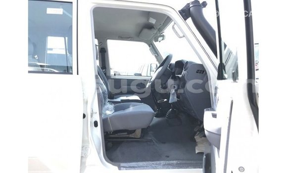 Sayi Imported Toyota Land Cruiser White Mota in Import - Dubai a Burkina Faso Sayi Imported Toyota Land Cruiser White Mota in Import - Dubai a Burkina Faso